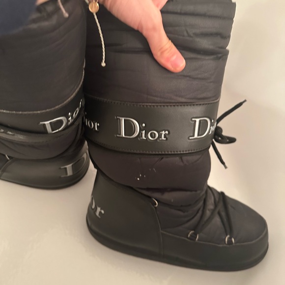 Dior snow boots has a little paint on one side size 8 - Picture 7 of 10